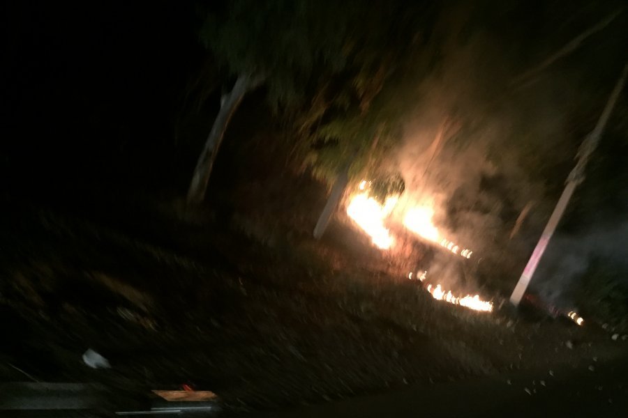 इलेक्ट्रिक केबल के टूटने से लगी आग, उदयपुर रोड हुवा जाम