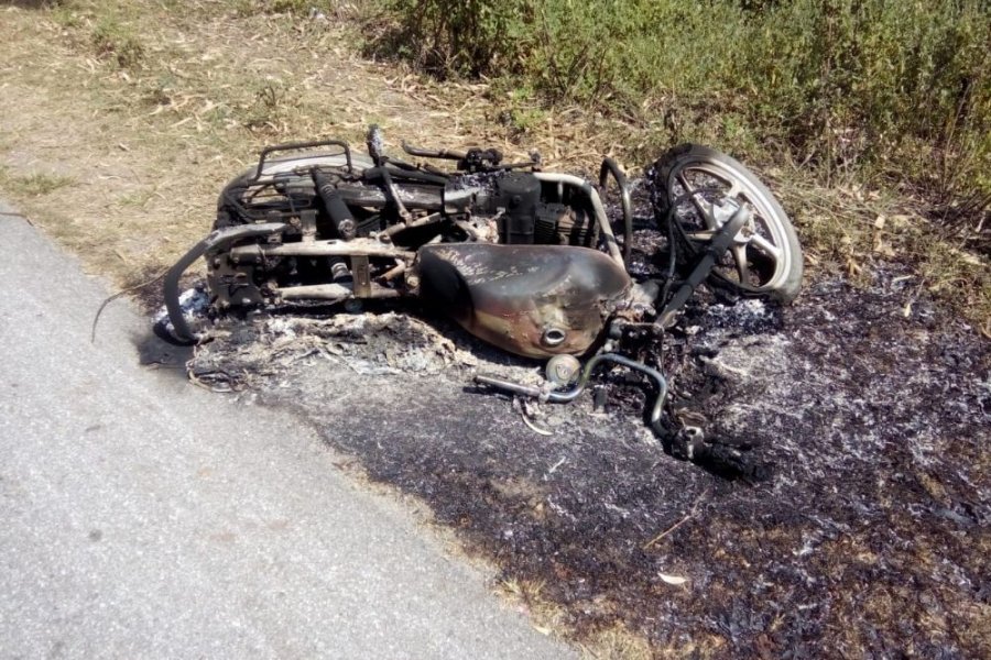 कुत्ते को बचाने के चक्कर में बाइक फिसली, आग से पूरी बाइक जलकर राख हुई