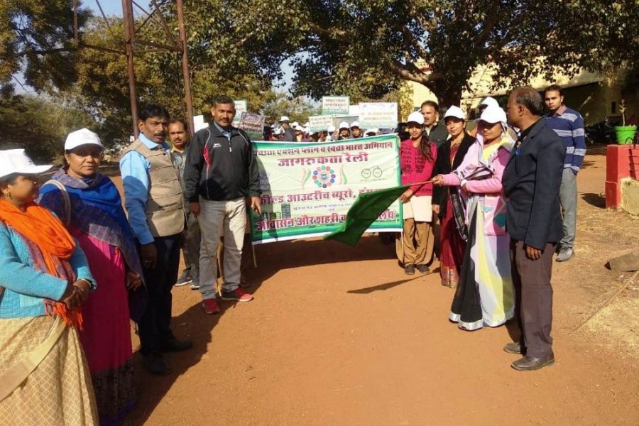 स्वच्छता जागरूकता रैली को प्रधान कारीबाई ने हरी झण्डी दिखाकर शहर की और किया रवाना