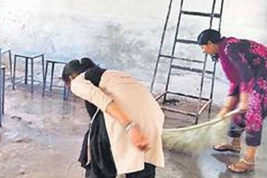 स्कूल में छात्राओं से कराया रंगरोगन कमरों की धुलाई
