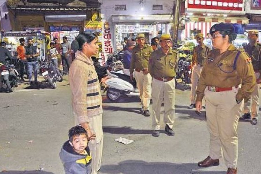 दुसरे दिन की गश्त में पुलिसकर्मी बच्चे के साथ मिली, एसपी बोलीं- दौड़ने की स्थिति में बच्चा कहां रखोगी? 