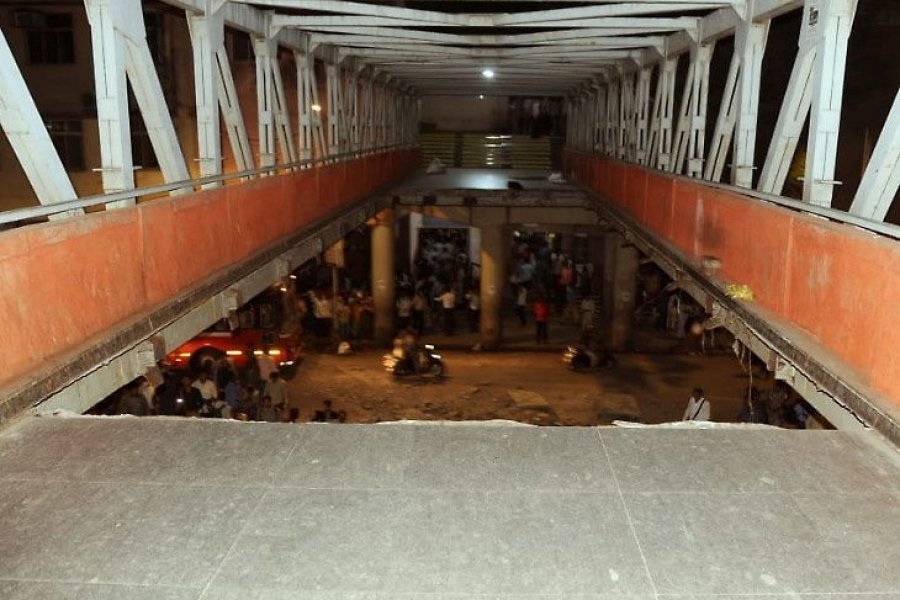 छत्रपति शिवाजी स्टेशन के पास बड़ा हादसा, फुट ओवर ब्रिज का हिस्सा गिरा, 3 की मौत, मलबे में दबे लोग