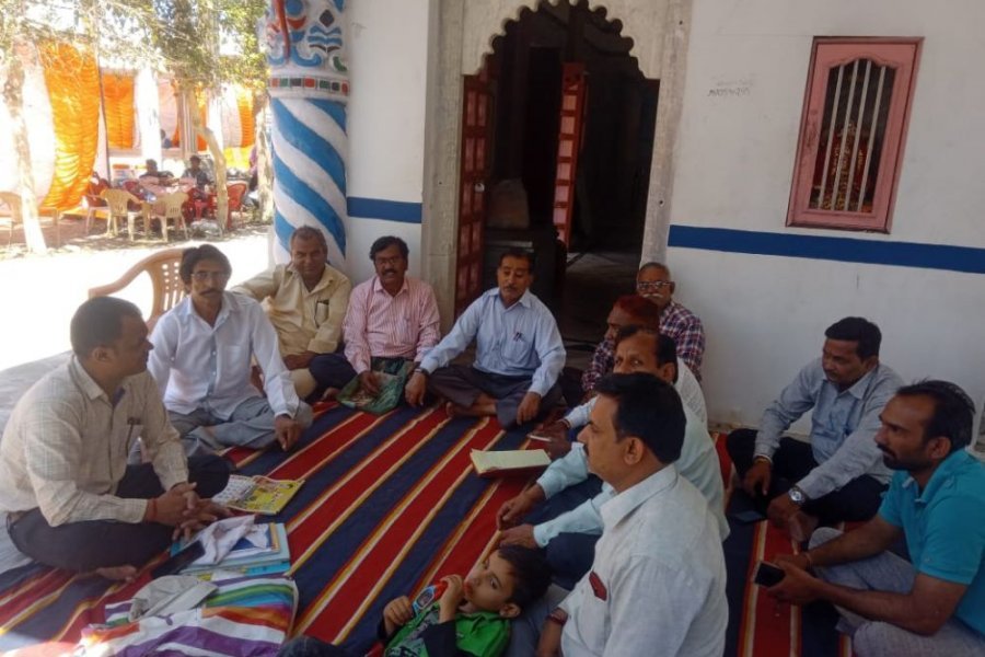 राधा कृष्ण मंदिर परिसर में राधा कृष्ण मंदिर विकास एवं सेवा समिति की बैठक का आयोजन किया