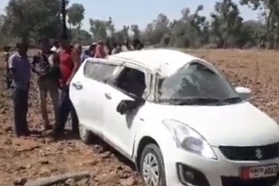 सेमलिया के पास टूटी पुलिया से कार बेकाबू हाेकर पलटी  