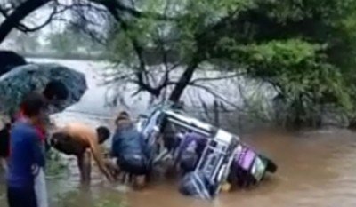 पानी मे बह गया एक किलोमीटर तक टैम्पो,ग्रामीणों ने बड़ी मुश्किल से बचाया चालक को