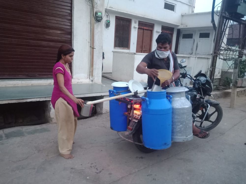सोशल डिस्टेंस मैंटेन कर रहा है घर-घर दूध बेचने वाला युवक